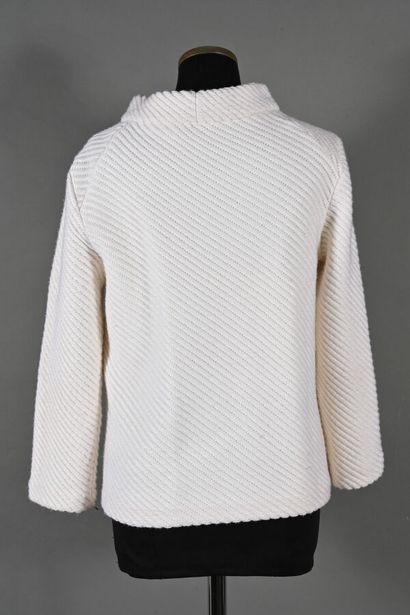 COURREGES. Pull côtelé en biais en laine...