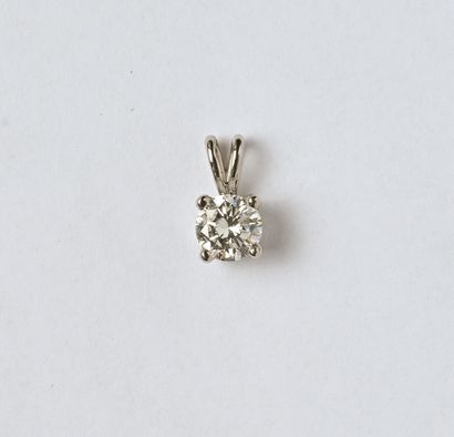 Pendentif en or gris 18K (750/oo) centré...