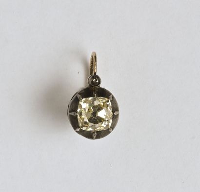 Une dormeuse ancienne en or jaune 18K (750/oo)...
