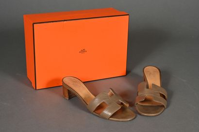 HERMES Paire de mules Oasis en cuir étoupe,...