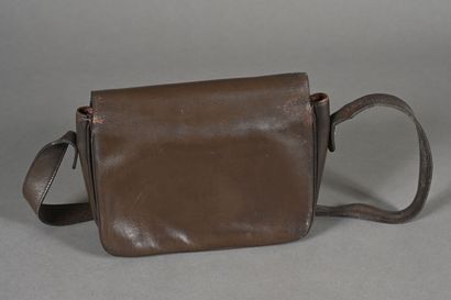 CELINE Vintage. Sac en cuir marron, fermoir...