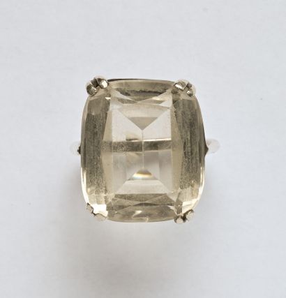 Bague en argent (800/oo) centrée d'un cristal...