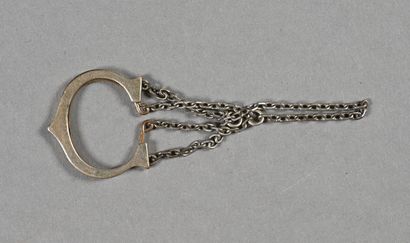 CARTIER. Porte-clef en argent figurant le...