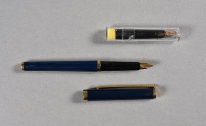 ST DUPONT. Stylo plume en métal doré et vermeil...