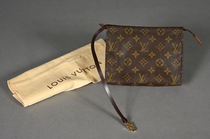 Louis VUITTON. Trousse en toile Monogram,...