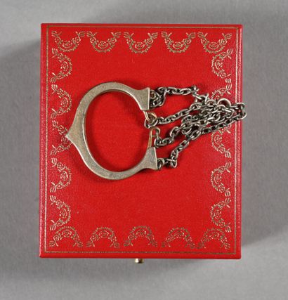 CARTIER. Porte-clef en argent figurant le...