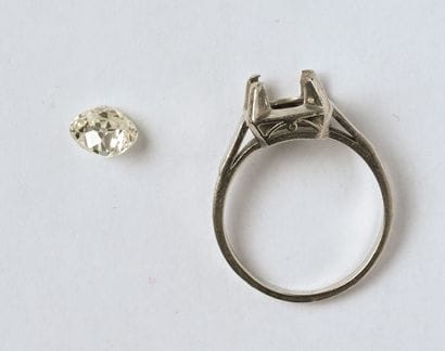 Bague solitaire en platine (850/oo) ornée...