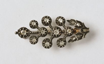 Broche feuillage en argent (800/oo) légèrement...