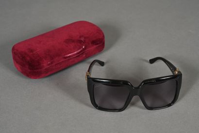GUCCI. Importante paire de lunettes de soleil,...