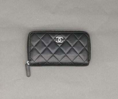 CHANEL. Black quilted leather wallet, zipper...