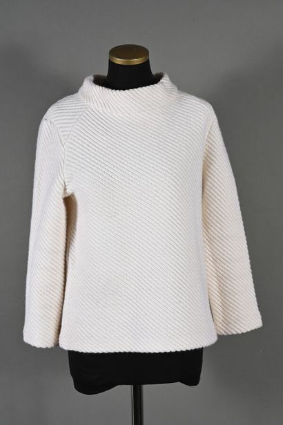 COURREGES. Pull côtelé en biais en laine...