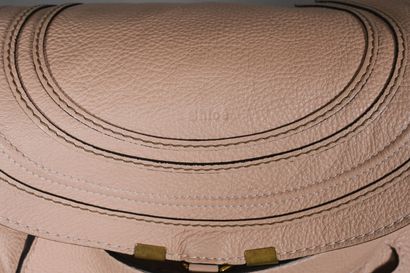 CHLOE. Grand sac besace Marcie en cuir grainé...