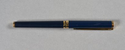 ST. DUPONT. Stylo plume en métal doré et...