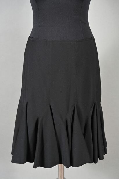 ALAIA. Jupe au genou en lainage noir, près...