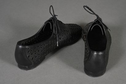HERMES, Paris. Paire de derby en cuir noir...