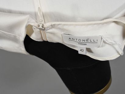 ANTONNELLI. Robe en gabardine de coton blanc,...