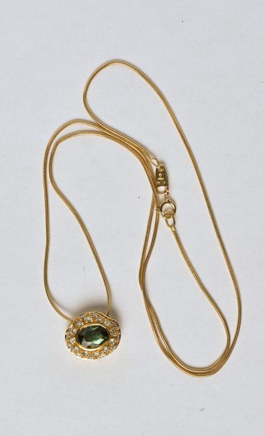 Pendentif en or jaune 18K (750/oo) centré...
