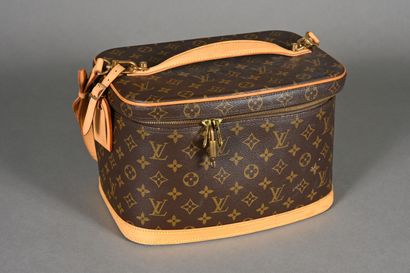 LOUIS VUITTON. Vanity en toile Monogram et...