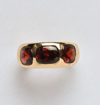 Bague en or jaune 18K (750/oo) lisse centrée...