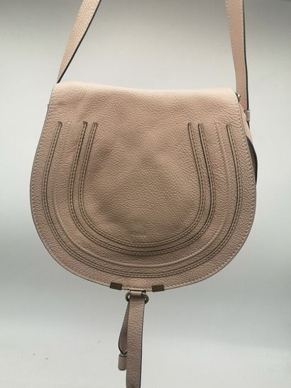 CHLOE. Grand sac besace Marcie en cuir grainé...