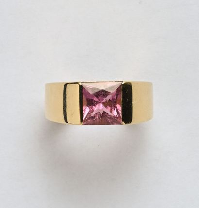 Bague en or jaune 18K (750/oo) centrée d'une...