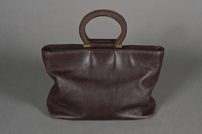 CELINE. Sac en cuir marron, à double anneaux...