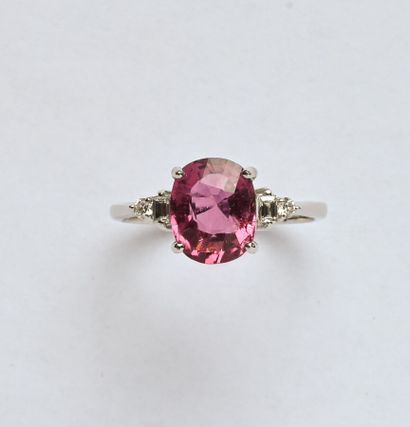 Bague en or gris 18K (750/oo) centrée d'un...
