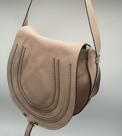 CHLOE. Grand sac besace Marcie en cuir grainé...