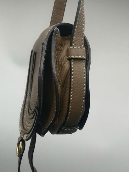 CHLOE. Petit sac besace Marcie en cuir grainé...