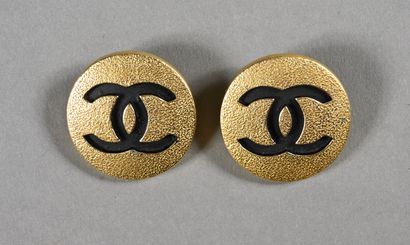 CHANEL. Paire de clips d'oreille, disques...