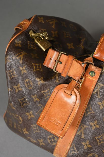 Louis VUITTON. Sac Keepall 45, en toile Monogram...