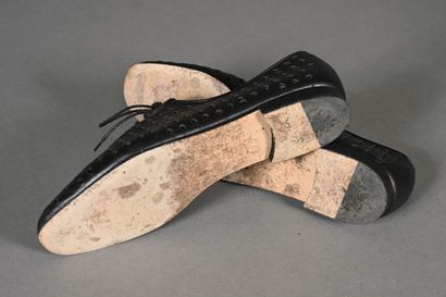 HERMES, Paris. Paire de derby en cuir noir...