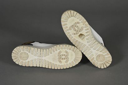 CHANEL. Paire de baskets montantes en cuir...
