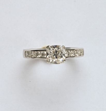 Bague en or gris 18K (750/oo) centrée d'un...
