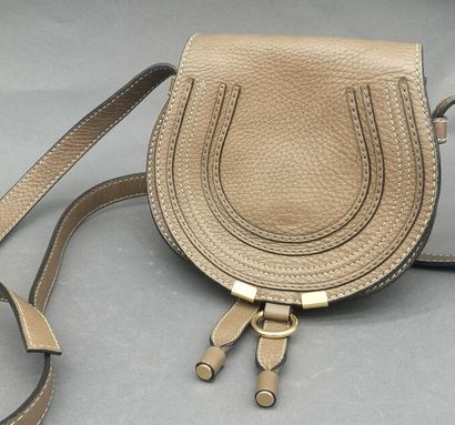 CHLOE. Petit sac besace Marcie en cuir grainé...