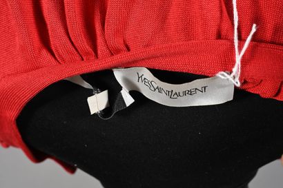 YVES SAINT LAURENT. Cardigan zippé en maille...