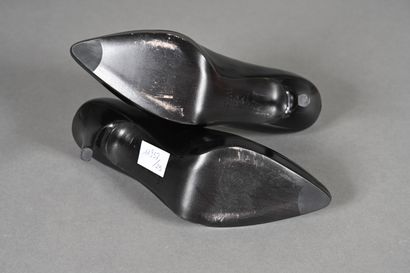STUART WETZMAN. Paire d'escarpins en cuir...
