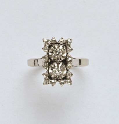 Bague en or gris 18K (750/oo), le plateau...