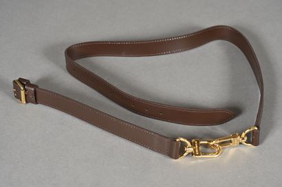 LOUIS VUITTON. Anse bandoulière en cuir glacé...