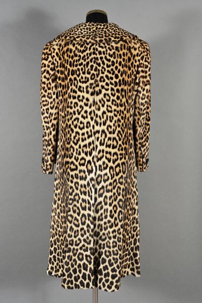 ANONYME Circa 1960. 
Manteau en panthère,...