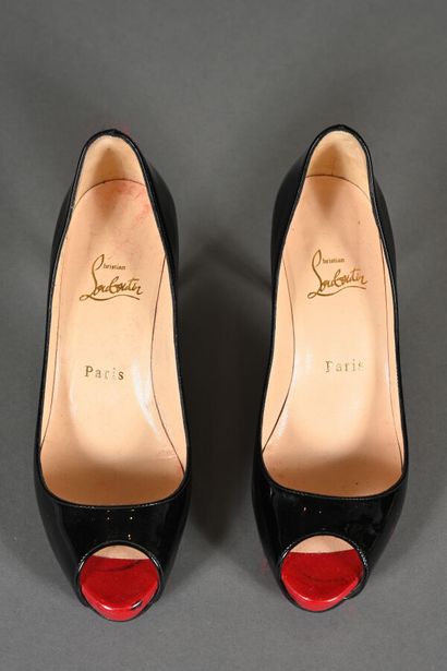 CHRISTIAN LOUBOUTIN. Paire d'escarpins à...
