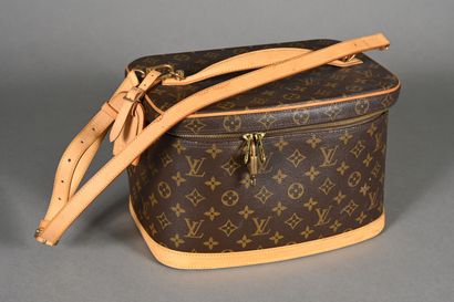 LOUIS VUITTON. Vanity en toile Monogram et...