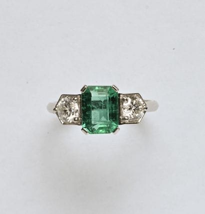 Bague en or gris 18K (750/oo) centrée d'une...
