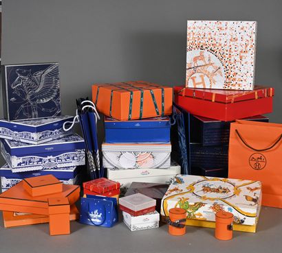 HERMES. Ensemble de seize boîtes coffrets...