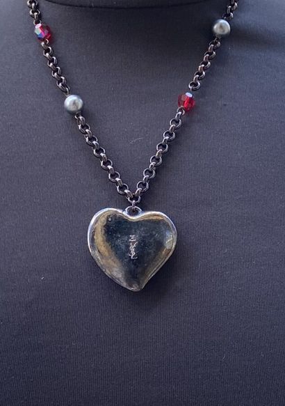 YVES SAINT LAURENT. Pendentif coeur en métal...