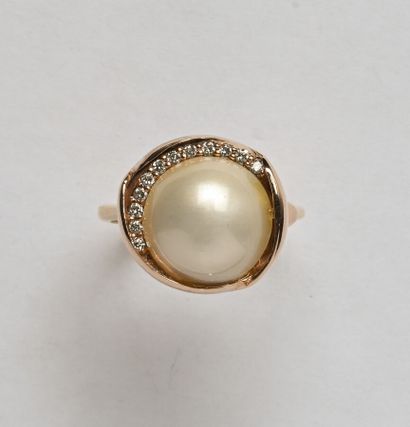 Bague en or 9K (375/oo) de 2 tons centrée...