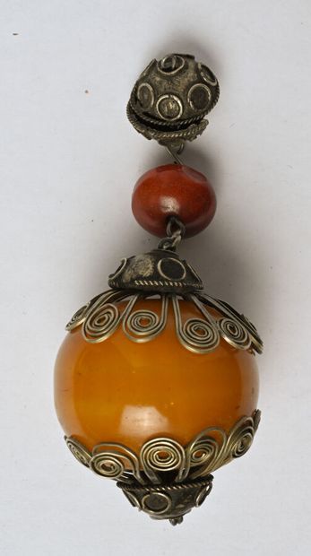 Pendentif en métal à décor de sphères et...