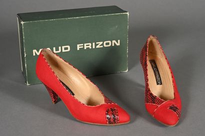 MAUD FRIZON. Paire d'escarpins en toile rouge...