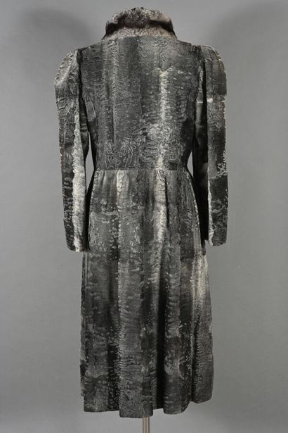 Manteau en Astrakan swakara gris, d'esprit...