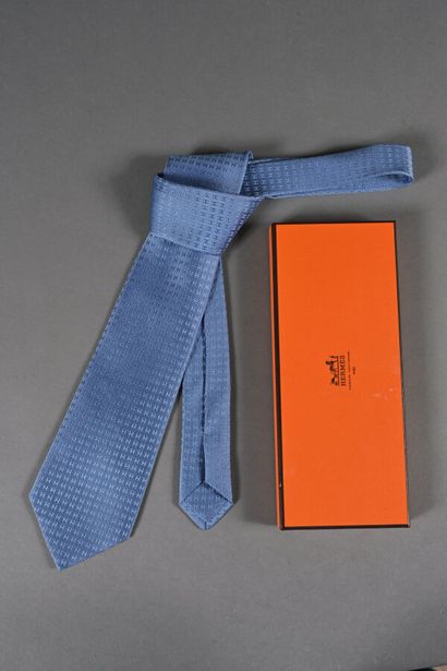 HERMES, Paris. Cravate en soie bleu clair,...